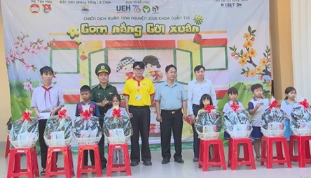 Meaningful program brings Tet to Tay Ninh border area